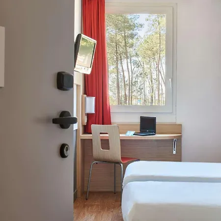 Hotel Kyriad Direct Mont De Marsan - St Avit