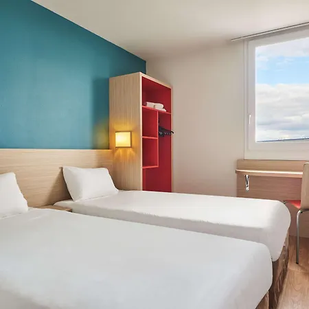 Kyriad Direct Mont De Marsan - St Avit Hotel 2*